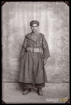 Portrait en pied d'un goumier marocain (Le Val-d'Ajol)